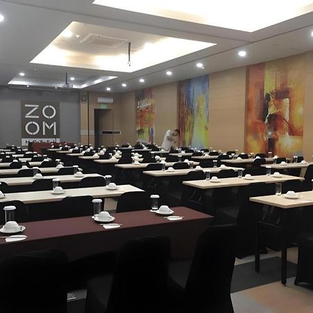 Zoom Dharmahusada Hotel Surabaya Exterior foto