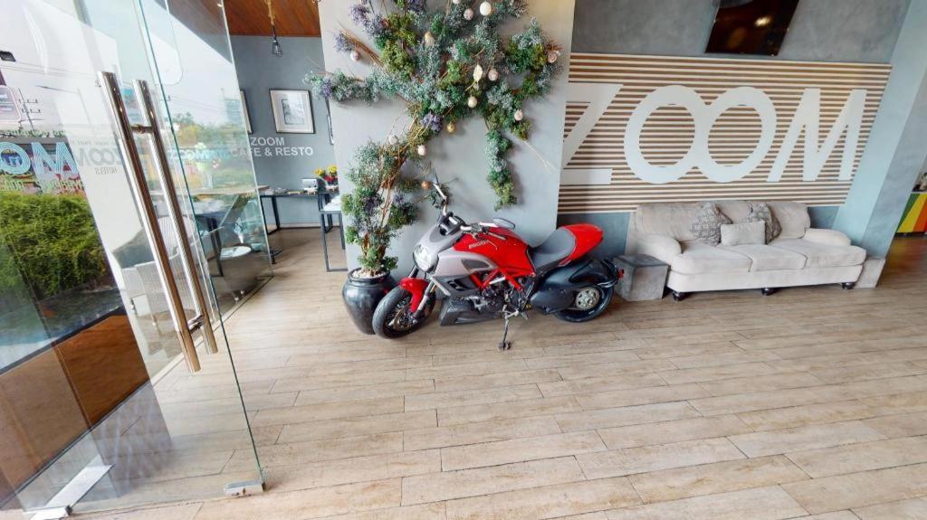 Zoom Dharmahusada Hotel Surabaya Exterior foto