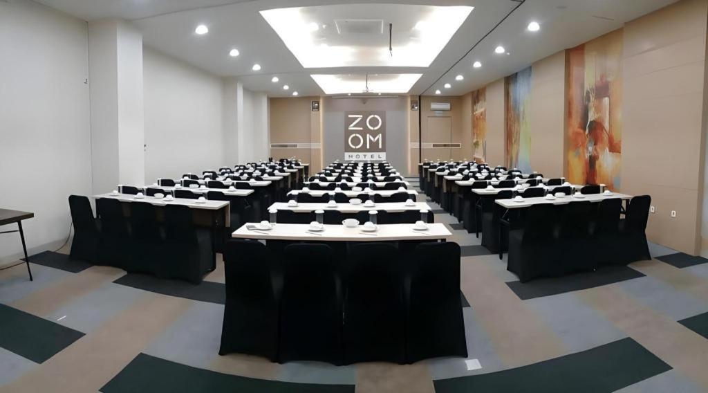 Zoom Dharmahusada Hotel Surabaya Exterior foto