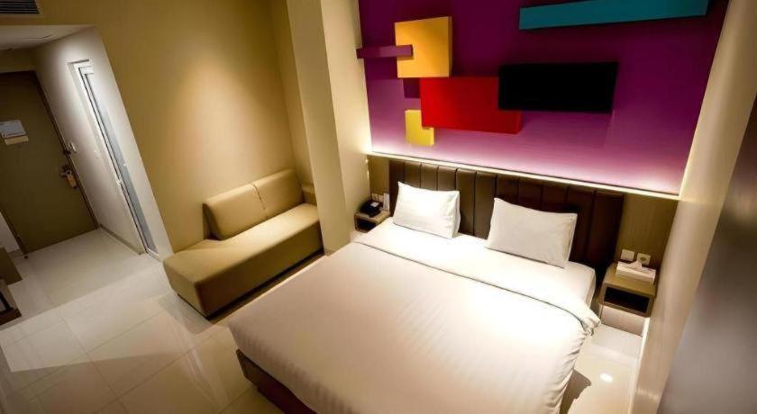 Zoom Dharmahusada Hotel Surabaya Exterior foto