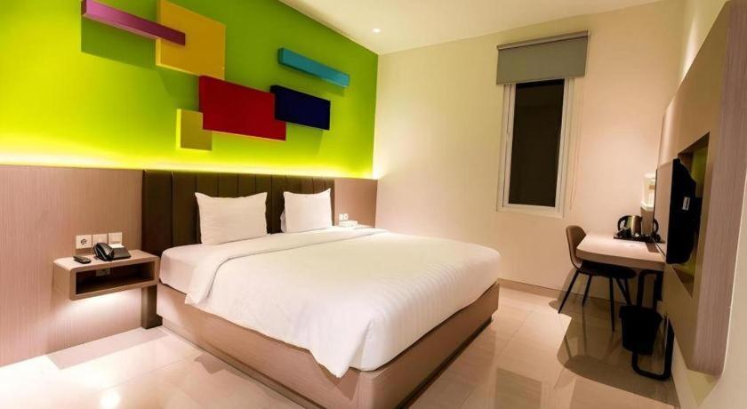 Zoom Dharmahusada Hotel Surabaya Exterior foto