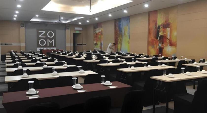 Zoom Dharmahusada Hotel Surabaya Exterior foto